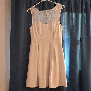 •Gently Worn White Francesca’s Dress. Size:Medium.